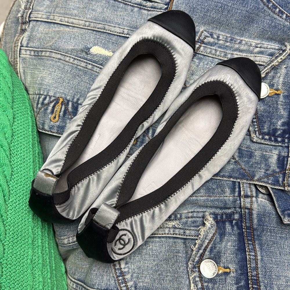 CHANEL flats